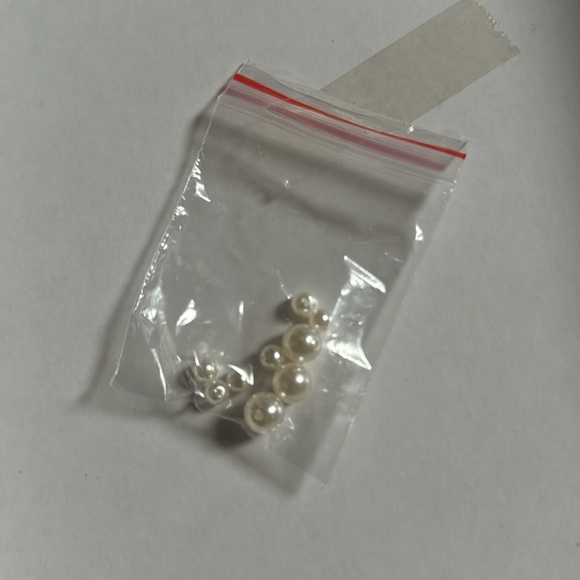 5.5 Badgley Mischka Feisty Pearl Block Heels - Picture 6 of 6